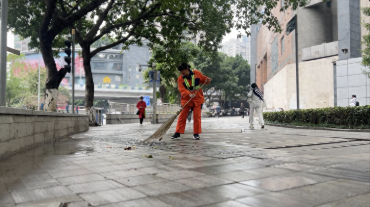 10 月 26 日，揭秘重庆最美环卫工人的扫地神功