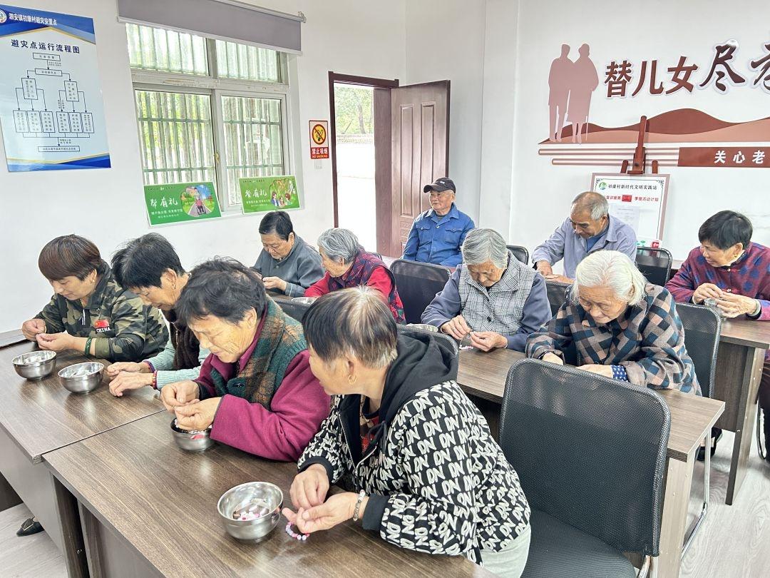 长兴县泗安镇初康村开展串珠活动，老人们巧手生花  第2张