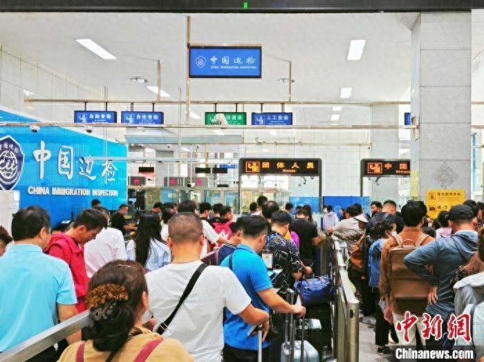 广西友谊关口岸出入境人员突破 200 万人次，你知道为什么吗？