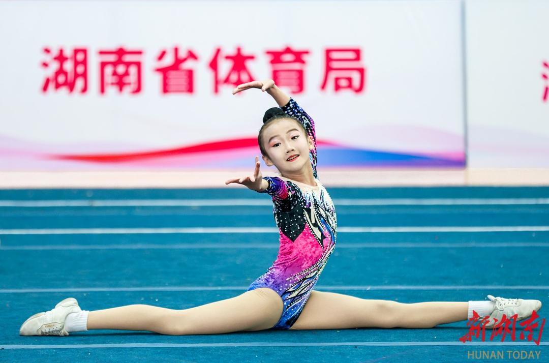 400 余名选手同场竞技！2024 年湖南省第三届群众健美操赛激情开赛  第3张