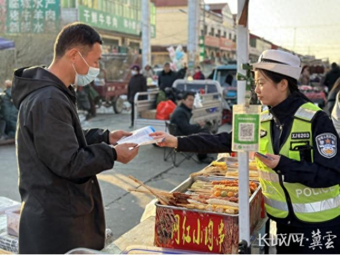 交警赶大集追会忙不停，交通安全知识送到家  第1张