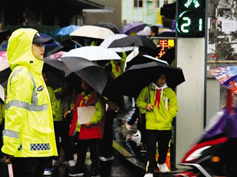 平利县持续降雨，民警辅警雨中坚守：保卫学生出行安全的暖心画面