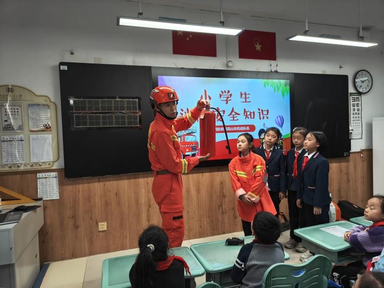 国家消防救援局山东机动队伍进校园，亮点多到爆  第4张