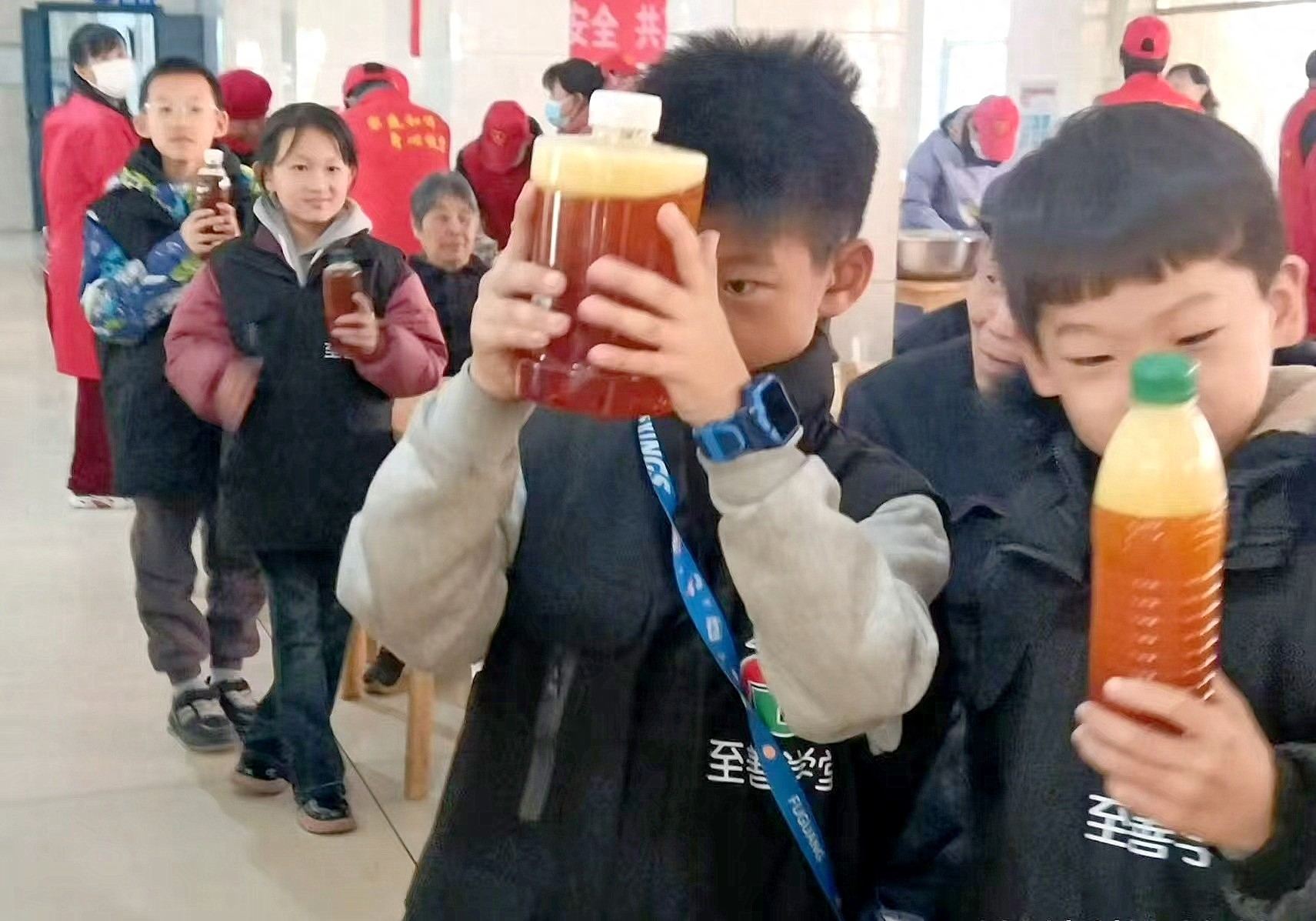 惊！饶阳公益活动中，水变可乐再变雪碧，咋做到的？