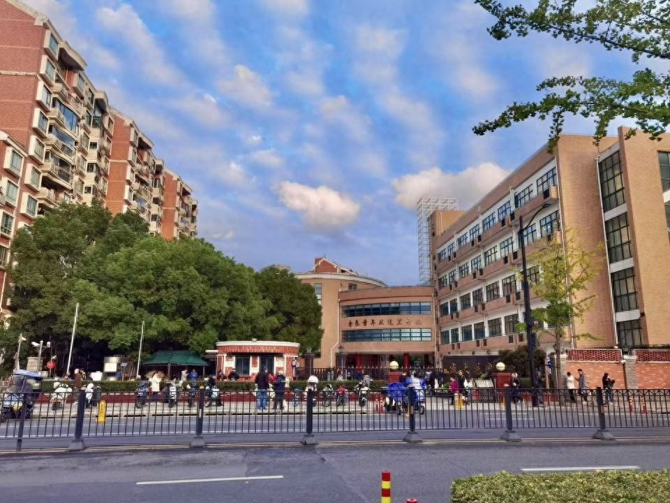 龙华路小学门口多年拥堵顽症，竟被这样解决