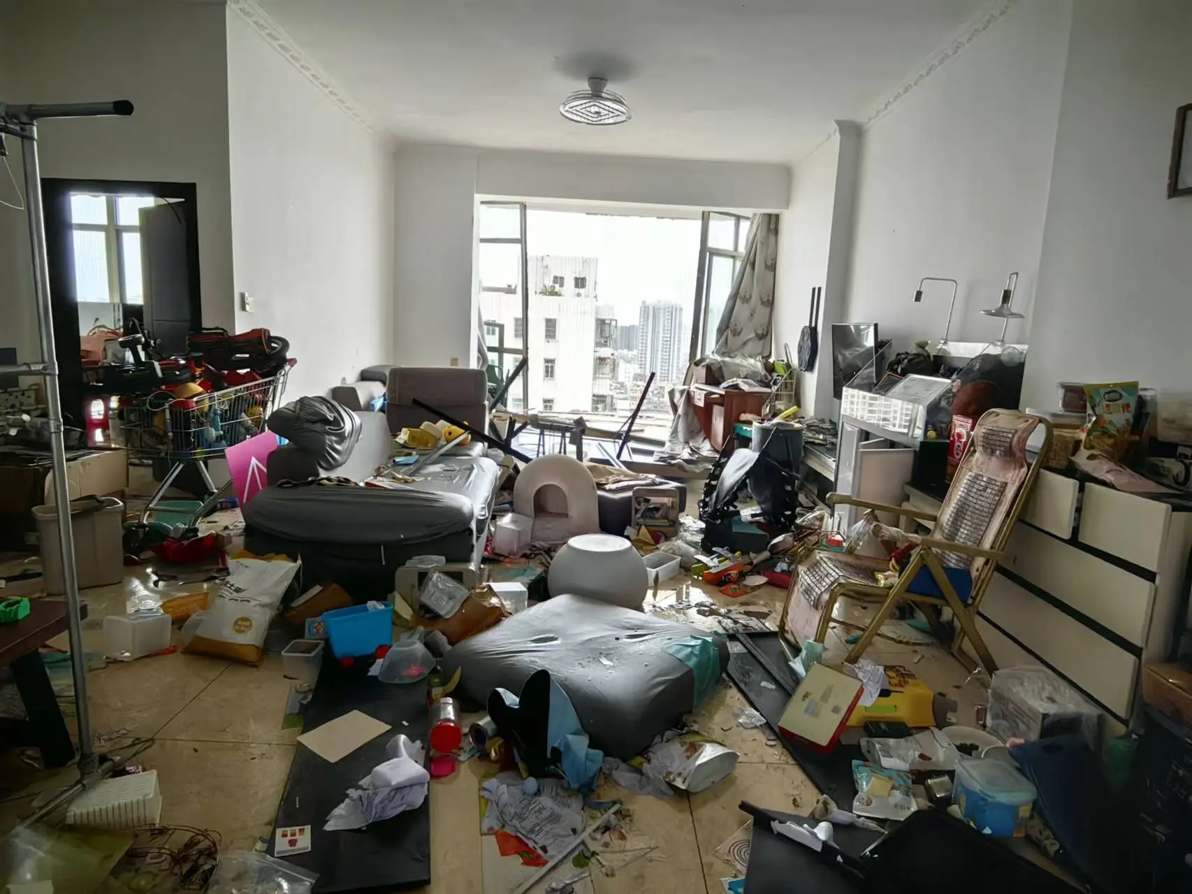 惊！玻璃像鼓皮一样变形，海口市民经历了什么？
