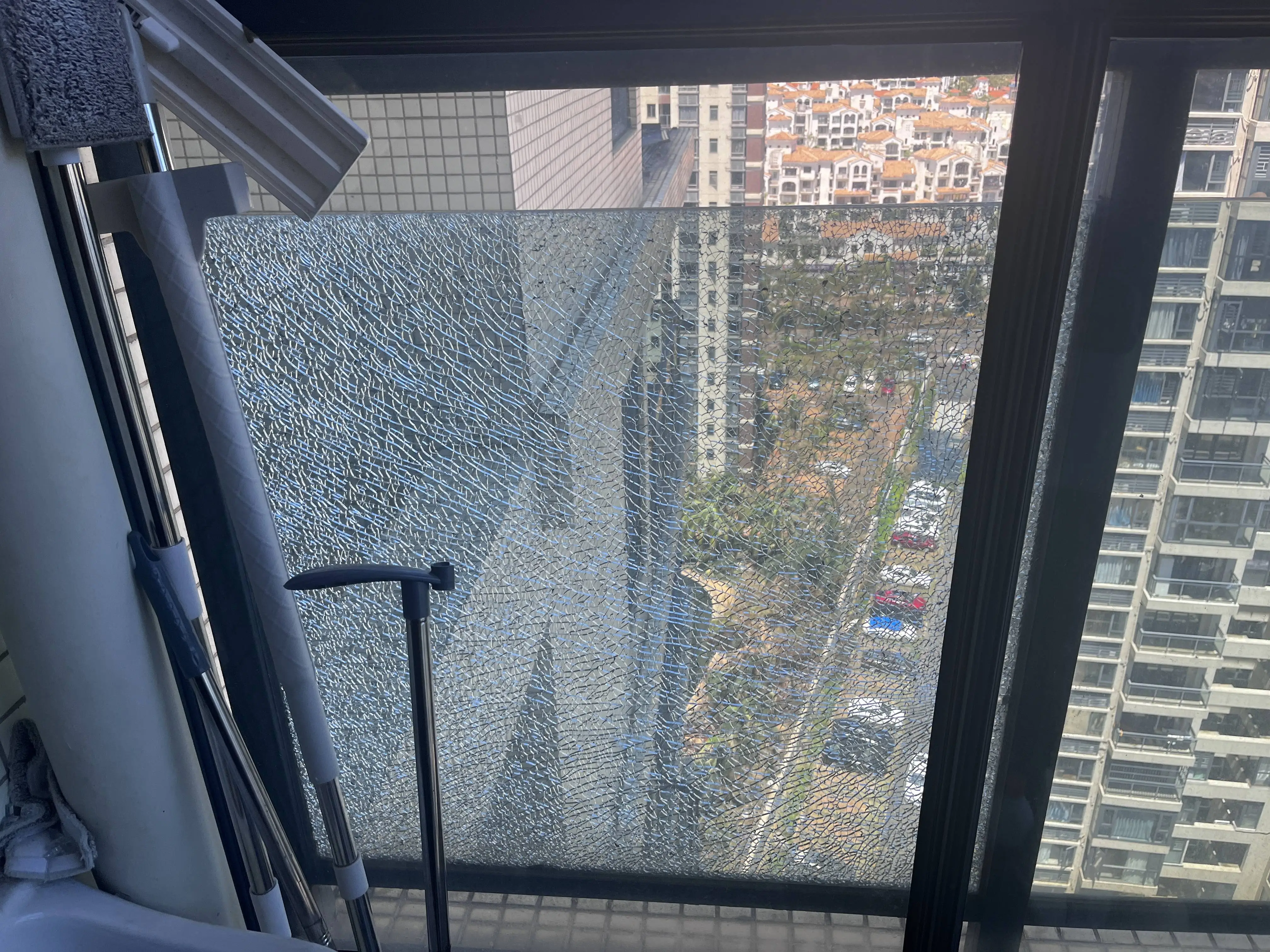 惊！玻璃像鼓皮一样变形，海口市民经历了什么？  第8张