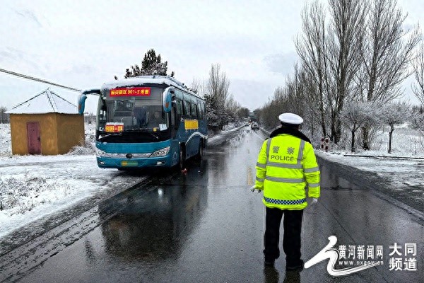 大同雨转雪路滑难行，交警多重举措力保平安  第1张