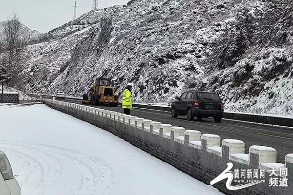 大同雨转雪路滑难行，交警多重举措力保平安  第3张
