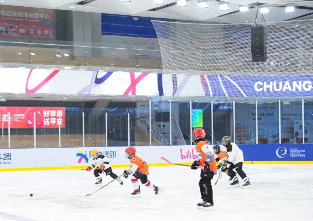 2024西安青少年冰球锦标赛落幕，百余少年冰球逐冠背后的故事