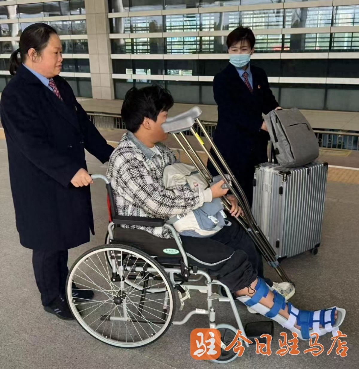 驻马店西站感人一幕：工作人员接力帮扶术后旅客  第1张