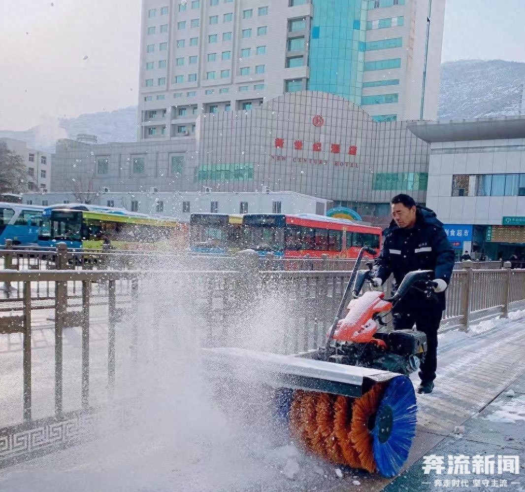 惊！冷空气致兰州降雪路难行，看各部门如何保畅  第1张