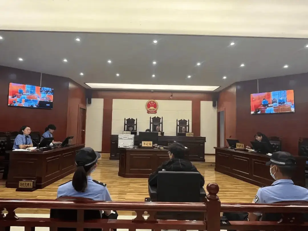 惊！辅警利用职务向犯罪分子通风报信，被判6个月  第1张