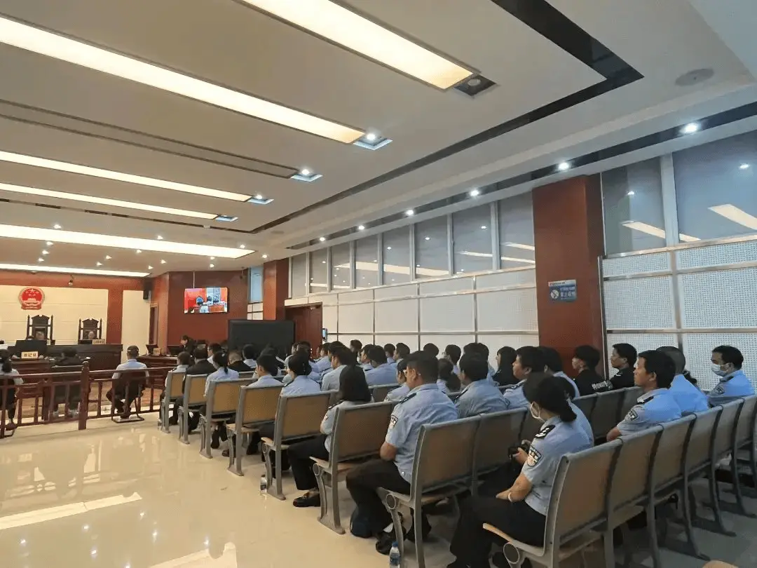 惊！辅警利用职务向犯罪分子通风报信，被判6个月  第2张