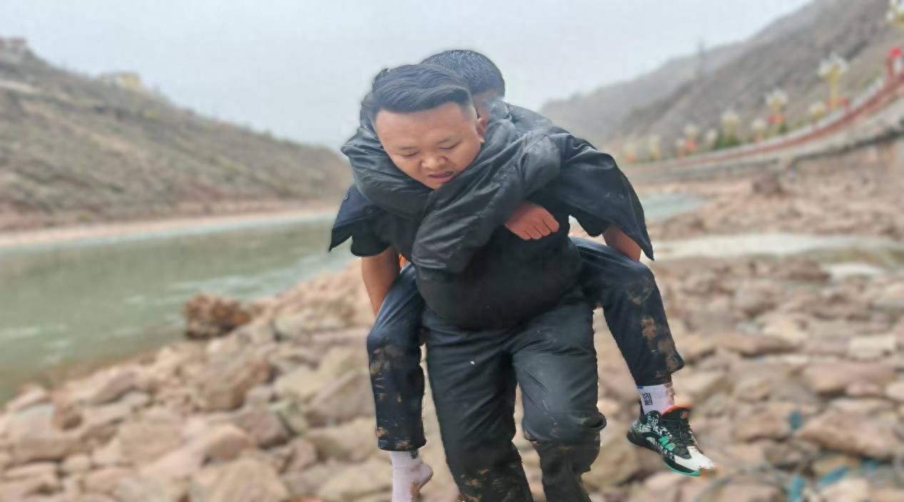 惊险！昌都特警三分钟救起落水轻生男孩，真英雄