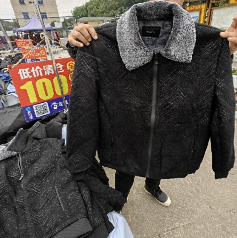 七旬老太买菜时行为蹊跷，被衣服吸引竟偷走？惊人真相是……  第1张