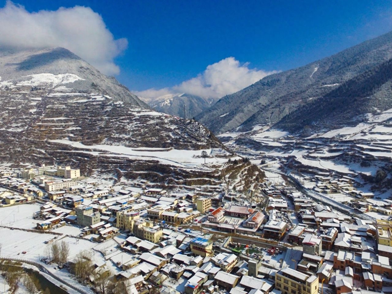 寒潮来袭，阿坝交通人闻雪而动：一场冰雪中的守护与温暖