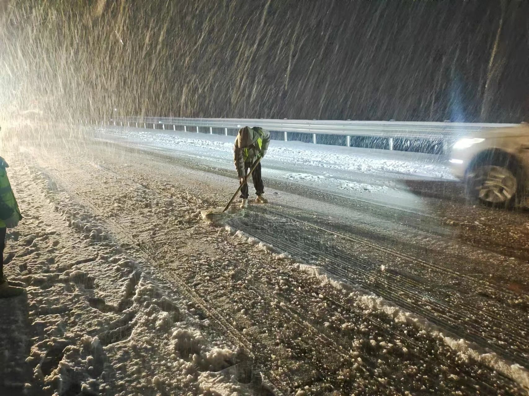 寒潮来袭，阿坝交通人闻雪而动：一场冰雪中的守护与温暖  第3张
