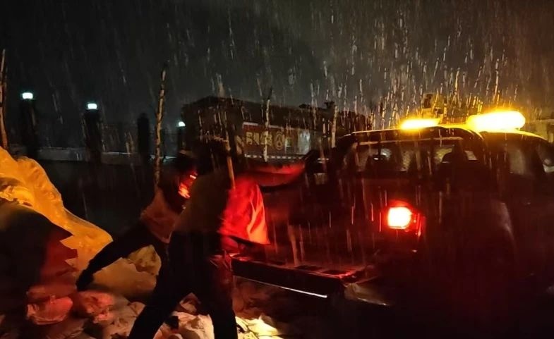 寒潮来袭，阿坝交通人闻雪而动：一场冰雪中的守护与温暖  第4张