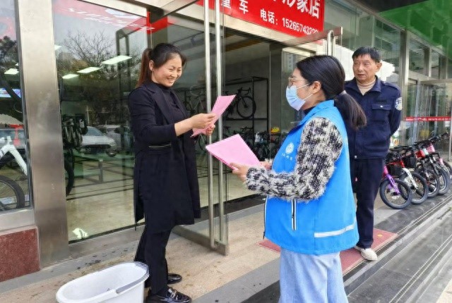 济宁长安社区网格员面对面传授消防秘籍，80份宣传单引爆居民安全意识