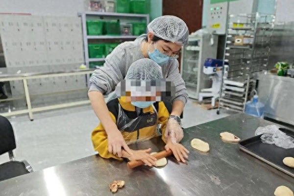 20位残疾儿童烘焙初体验：从打蛋到戚风蛋糕，每一步都是成长的奇迹