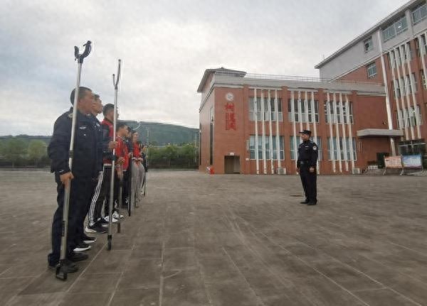 2024年秋警民携手校园反恐防暴演练：实战演练中，副校长亲自扮演歹徒，成功化解危机  第1张