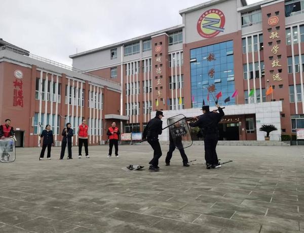 2024年秋警民携手校园反恐防暴演练：实战演练中，副校长亲自扮演歹徒，成功化解危机  第2张