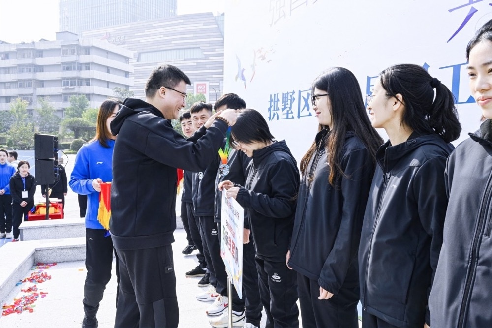300余名职工齐聚小河街道，趣味运动会点燃激情，谁将成为最强王者？  第2张