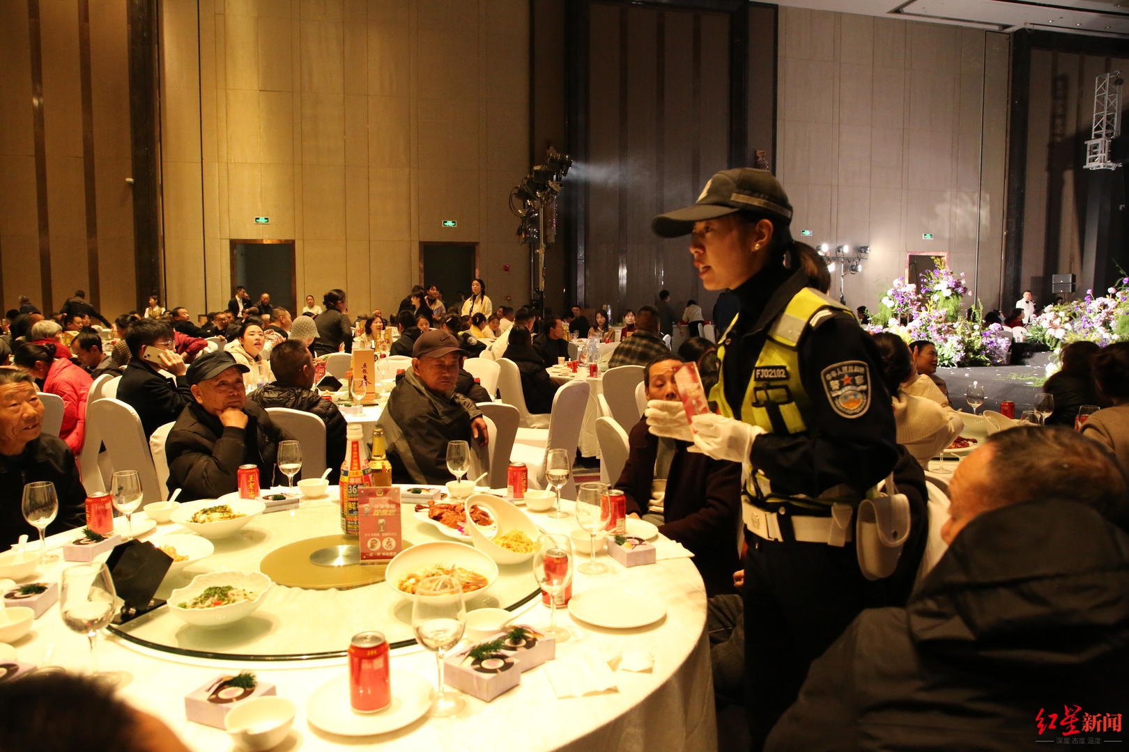 婚礼上的特别祝福：民警宣讲交通安全，意义非凡还是流程干扰？  第3张