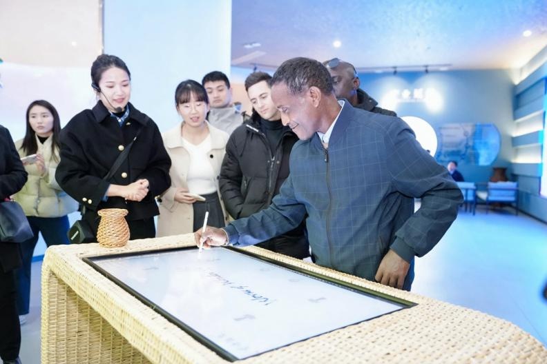 驻华使节亲临安徽，见证黄岗柳编非遗魅力与现代发展完美融合  第10张