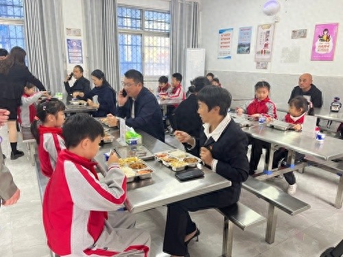 鹰潭市场监管干部变身‘陪餐员’，每周一次与学生共进午餐，直击校园食品安全痛点  第1张