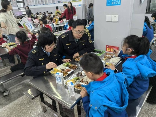 鹰潭市场监管干部变身‘陪餐员’，每周一次与学生共进午餐，直击校园食品安全痛点  第2张