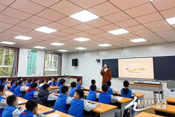 与孩子共赴音乐之旅：大同新胜一小艺体课，家长与孩子共谱成长乐章