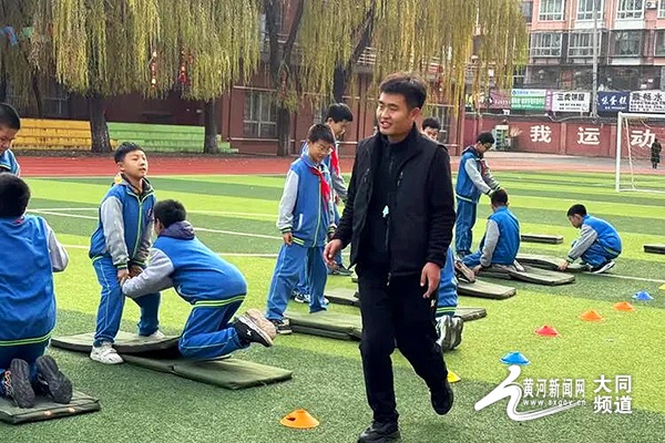 与孩子共赴音乐之旅：大同新胜一小艺体课，家长与孩子共谱成长乐章  第4张