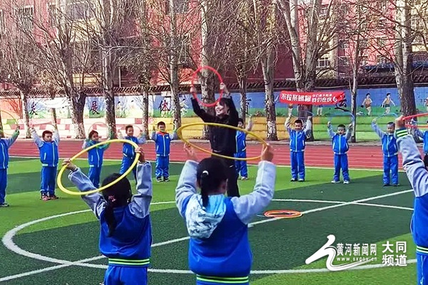 与孩子共赴音乐之旅：大同新胜一小艺体课，家长与孩子共谱成长乐章  第5张