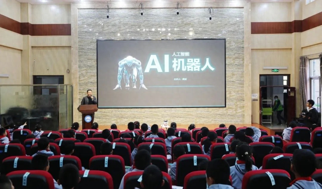 AI机器人走进小学课堂，与孩子们面对面互动，点燃科技梦想  第1张