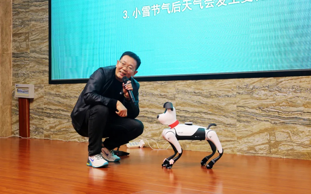 AI机器人走进小学课堂，与孩子们面对面互动，点燃科技梦想  第2张