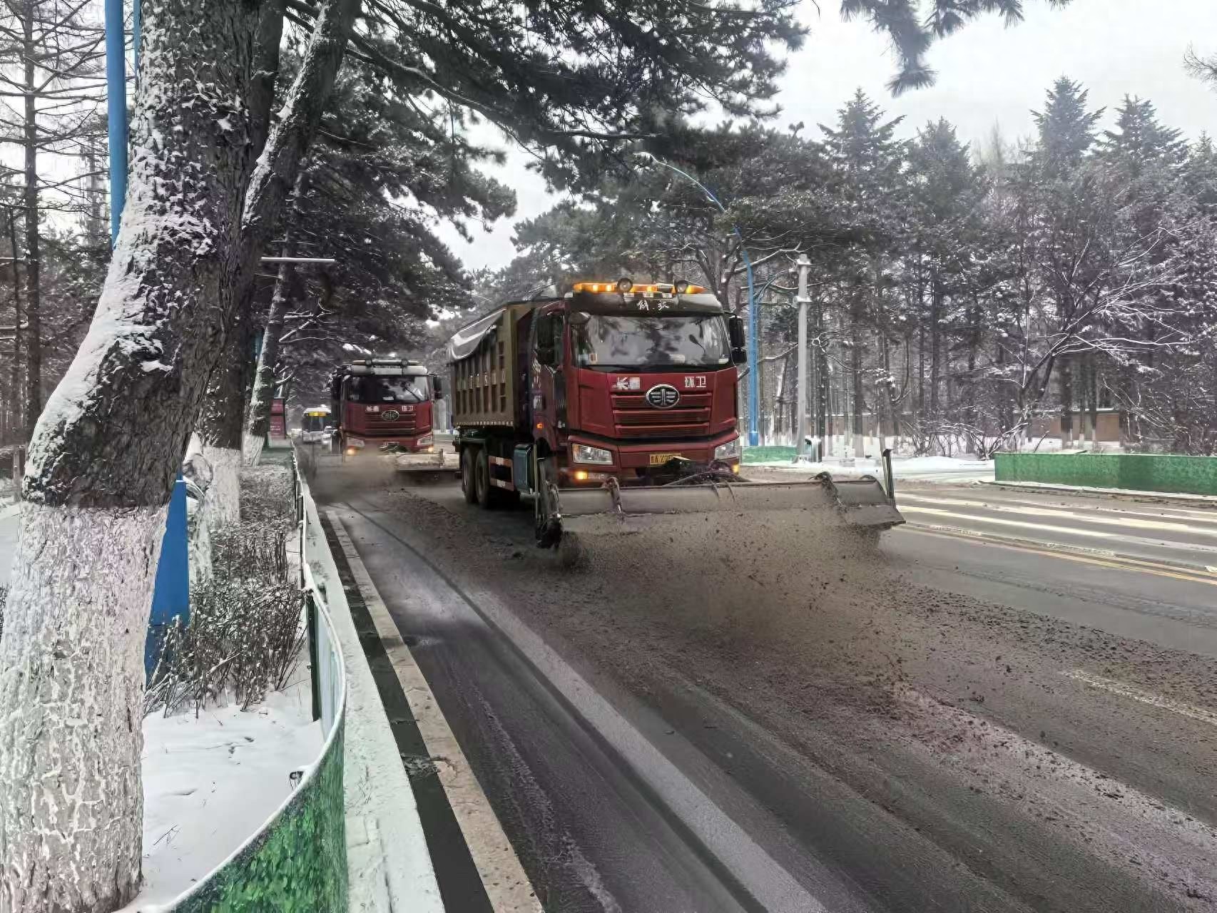 长春朝阳区城管局未雨绸缪，1700名保洁人员备战强降雪，确保道路畅通无阻  第1张