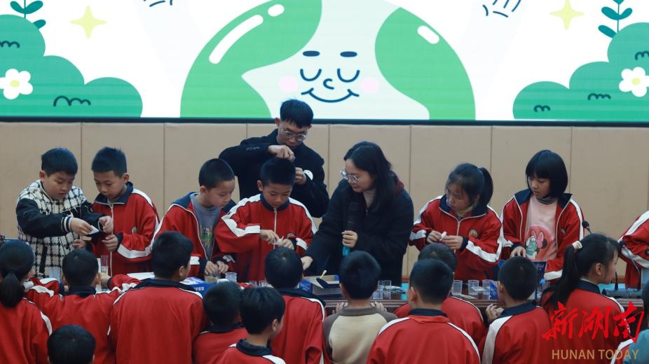 双牌县选调生宣讲队走进校园，用故事和实验点燃青少年环保热情  第2张