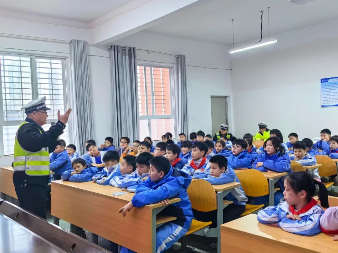 攸县交警走进校园，为孩子的交通安全保驾护航，你还在忽视吗？  第2张