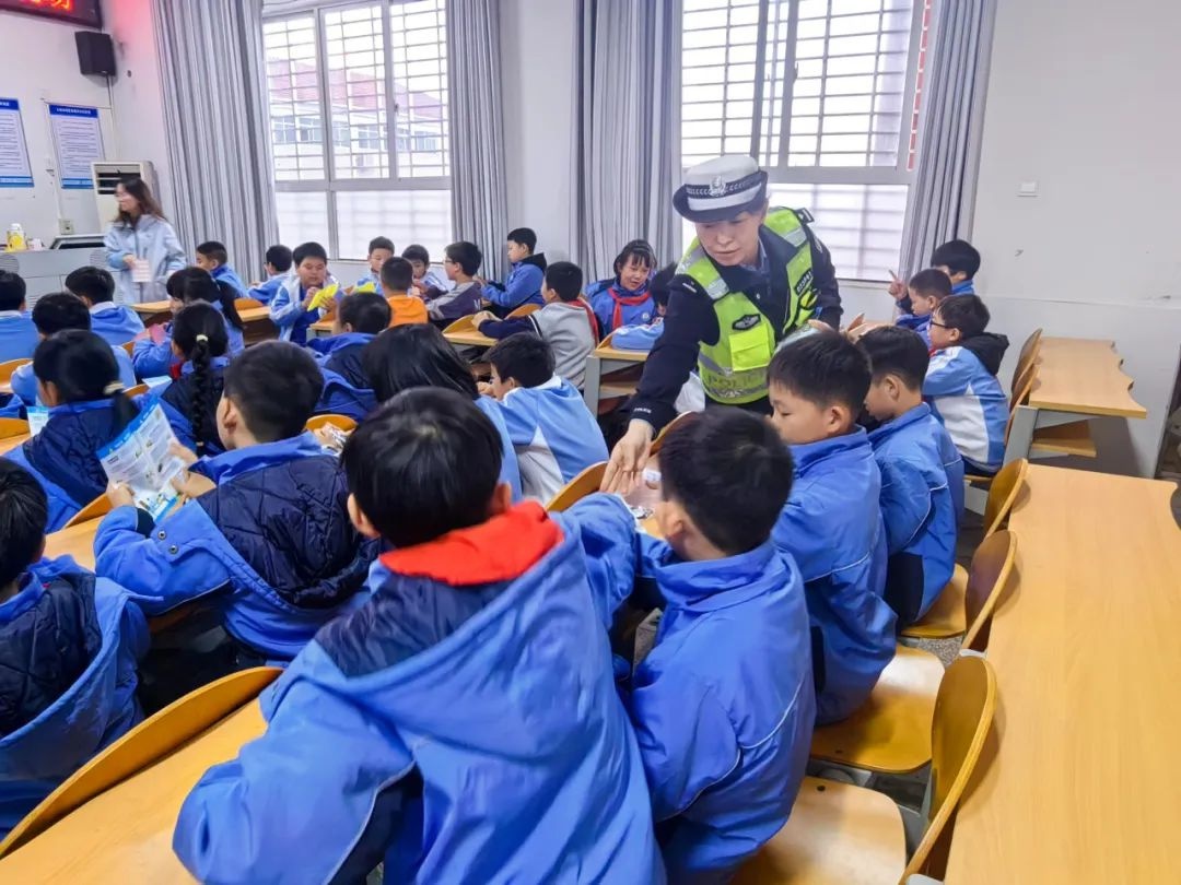 攸县交警走进校园，为孩子的交通安全保驾护航，你还在忽视吗？  第6张