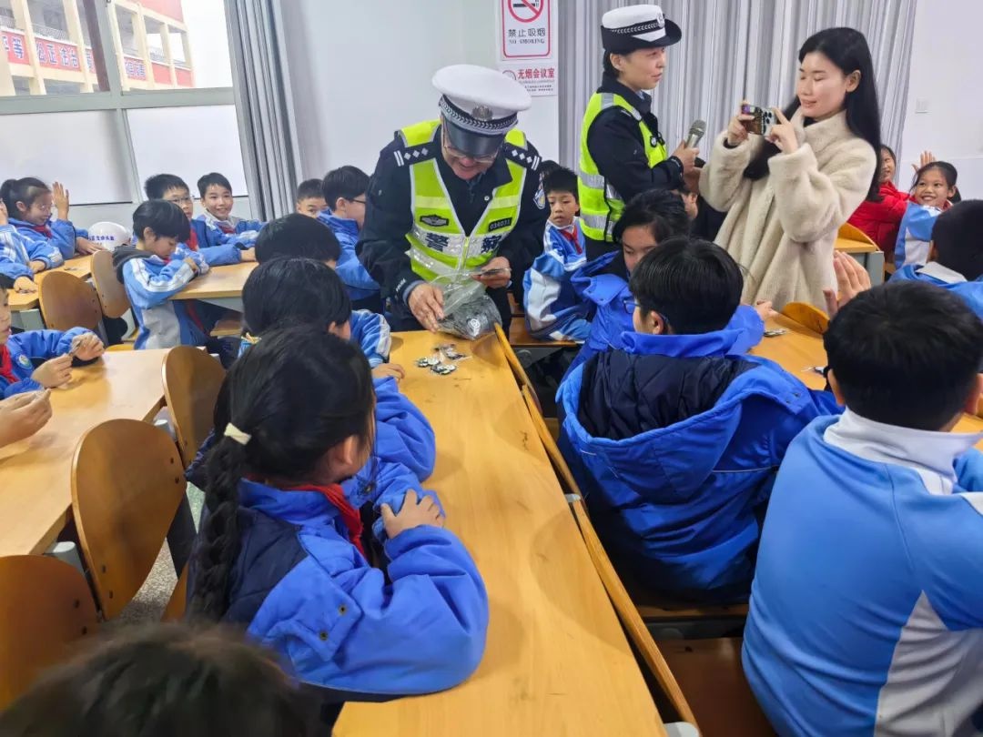 攸县交警走进校园，为孩子的交通安全保驾护航，你还在忽视吗？  第8张