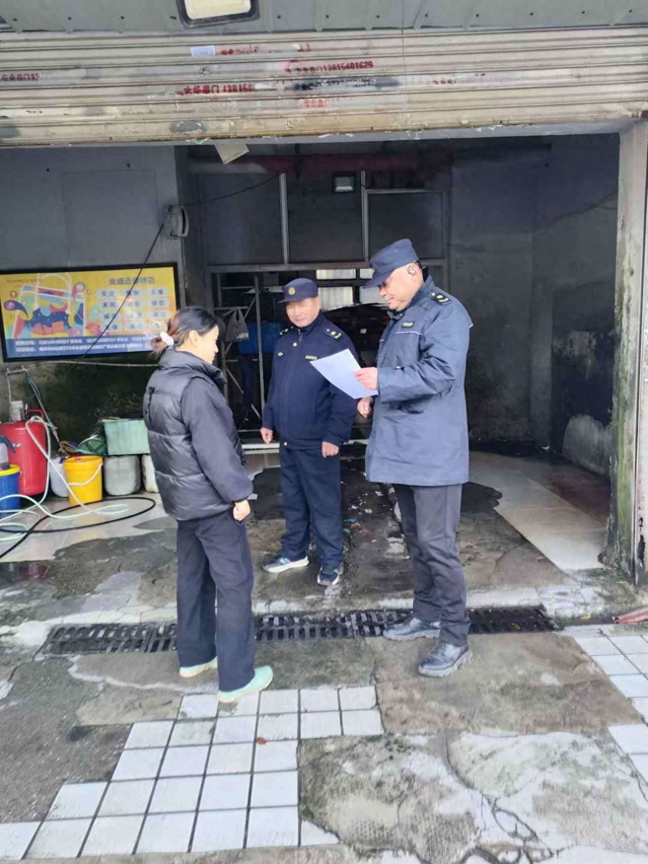 红山街道突击检查洗车场站，揭秘污水排放背后的秘密，你敢看吗？