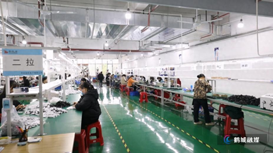 鹤城区招商引资新突破：彭氏电子7条生产线全速运转，年产值将达5200万元