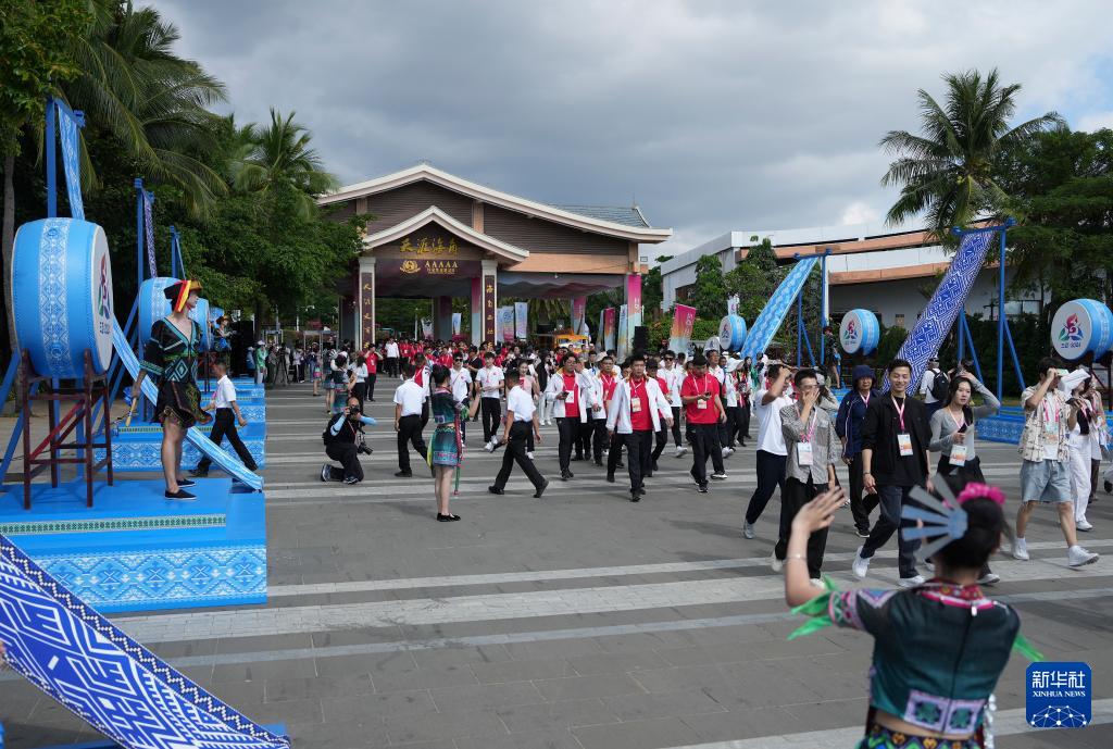 11月26日三亚民族大联欢：演员与代表团共舞，展现多元文化魅力  第2张