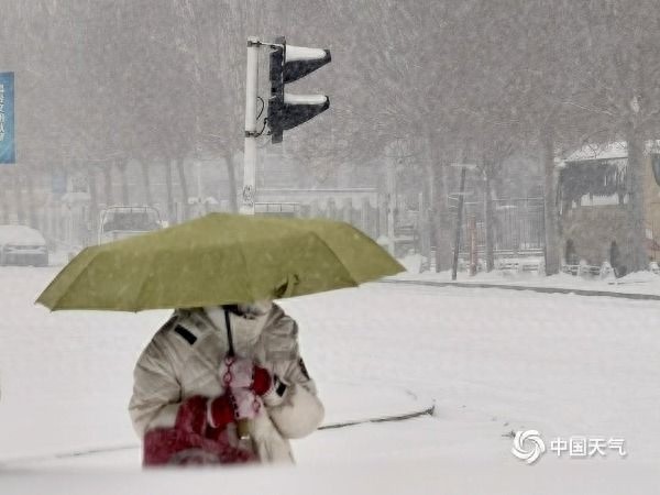 黑龙江暴雪预警：一夜之间，雪量惊人，多地降雪量超10毫米，出行请注意安全