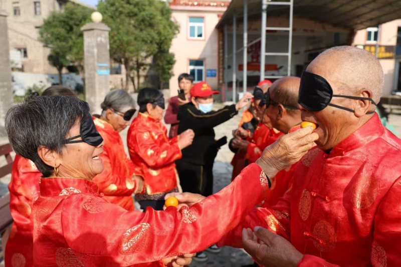 跨越半个世纪的浪漫：10对金婚老人诠释中国式爱情，风雨同舟五十载，相濡以沫到白头  第3张