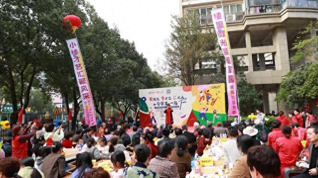 初冬暖阳下，邻里共聚微光，才艺秀出多彩生活，童真笑容温暖人心  第1张