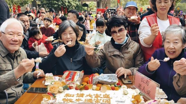 初冬暖阳下，邻里共聚微光，才艺秀出多彩生活，童真笑容温暖人心  第2张