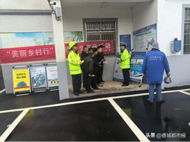揭秘农村交通安全隐患：如何避开大货车盲区，守护美丽乡村行